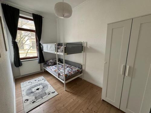 ein kleines Zimmer mit einem Etagenbett und einem Fenster in der Unterkunft Ferienwohnung In Bremerhaven in Bremerhaven