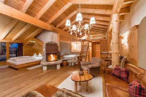 Cabaña de madera con sala de estar con chimenea en Naturhotel Lüsnerhof, en Luson