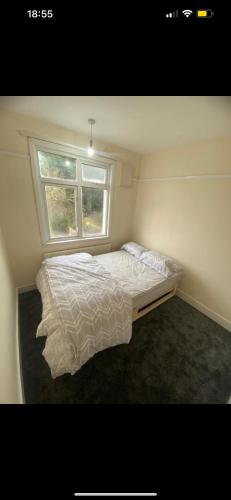 een slaapkamer met een groot bed en een raam bij Best room- Near London luton Airport and close to Restaurants shops and Dunstable hospital in Luton