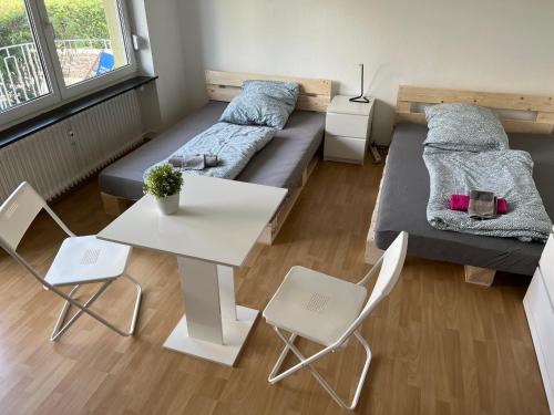 a room with a bed and a table and chairs at Privatzimmer nähe Residenz und Innenstadt in Würzburg