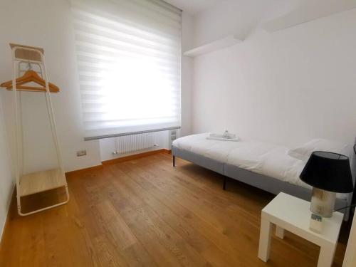 - une chambre avec un lit et une grande fenêtre dans l'établissement G&G Home, à Bari