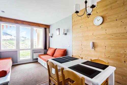 un salon avec une table et un canapé dans l'établissement Résidence Les Constellations - maeva Home - Studio 5 Personnes Sélection MAE-3766, à La Plagne Tarentaise