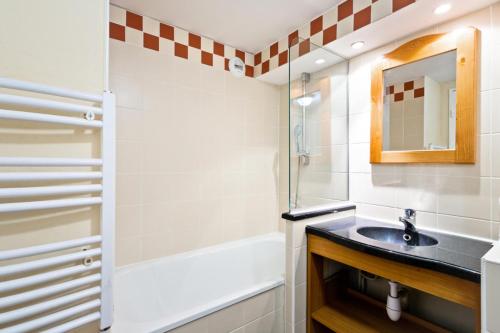une salle de bain avec un lavabo et une douche dans l'établissement Résidence Les Constellations - maeva Home - Studio 5 Personnes Sélection MAE-3766, à La Plagne Tarentaise
