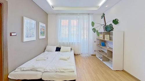 una camera con un grande letto di 2BR APT with free garage parking, close to the historic centre a Bratislava