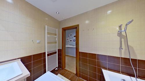 ein Bad mit einer Dusche und einem Waschbecken in der Unterkunft 2BR APT with free garage parking, close to the historic centre in Bratislava