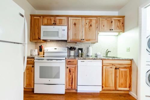 Η κουζίνα ή μικρή κουζίνα στο Red Pine Condominiums by All Seasons Resort Lodging