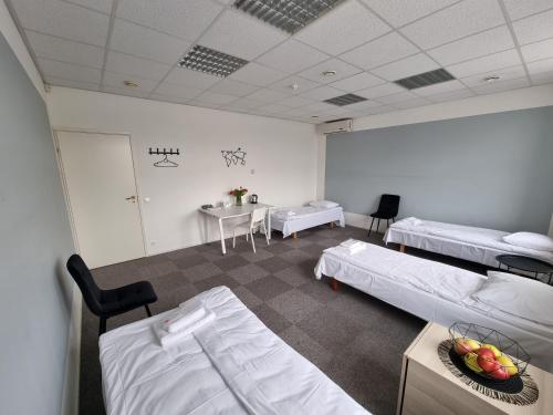 una habitación con 3 camas y una mesa con mesa en Room near City Center Harbour en Tallin
