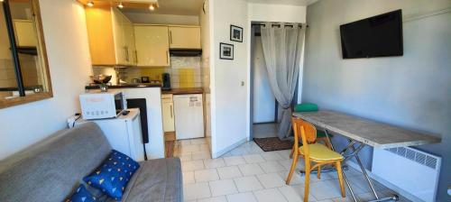 - une petite cuisine avec une table et un comptoir dans l'établissement Love nest with balcony close to the sea, à Fréjus