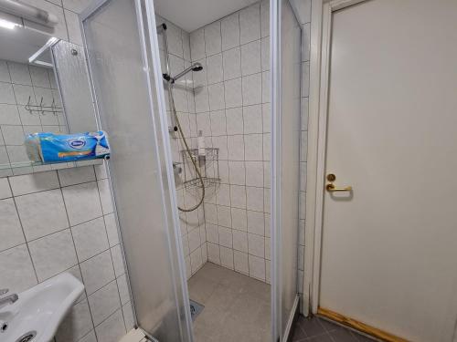 y baño con ducha y lavamanos. en Room near City Center Harbour en Tallin
