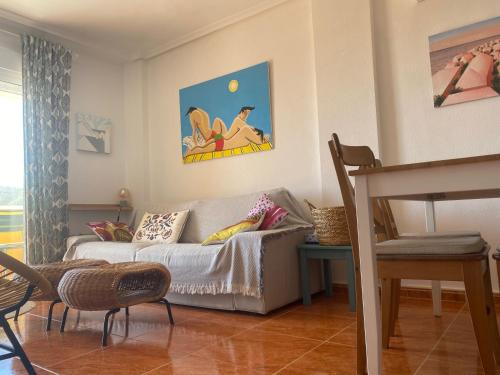 een woonkamer met een bank en een tafel bij Cala Reona Holiday Apartment in Cabo de Palos