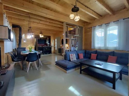 - un salon avec un canapé bleu et une table dans l'établissement ViladeMadeira, Crete, à Amnátos