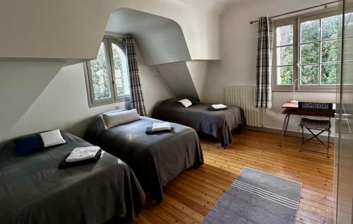 拉波勒的住宿－Maison de famille La Baule les pins，带两张床和两个窗户的房间