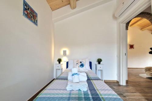 una stanza con un letto con asciugamani sopra di Lí da Ste a Ripatransone
