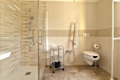 La salle de bains est pourvue de toilettes et d'une douche en verre. dans l'établissement Lí da Ste, à Ripatransone