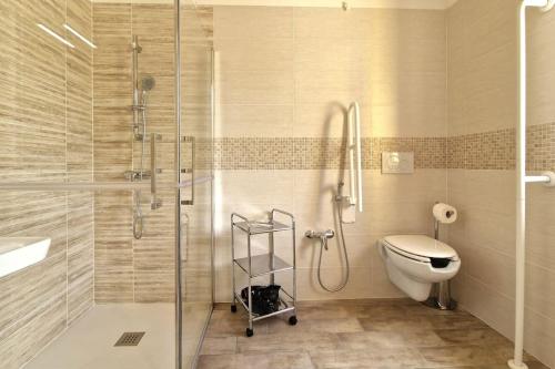 un bagno con WC e doccia in vetro di Lí da Ste a Ripatransone