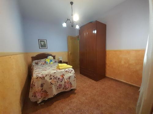 a bedroom with a bed and a dresser at Casa Rural Las Barricas in Coca
