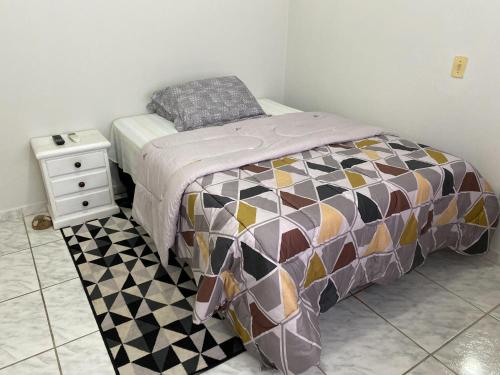 Postel nebo postele na pokoji v ubytování Quarto no Ap do Roberto Centro