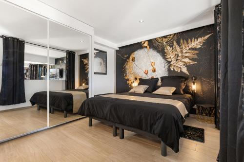 une chambre avec un grand lit et un grand miroir dans l'établissement VILLA GOLDEN PARADISE, au Cap d'Agde