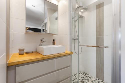 une salle de bain avec un lavabo et une douche dans l'établissement VILLA GOLDEN PARADISE, au Cap d'Agde