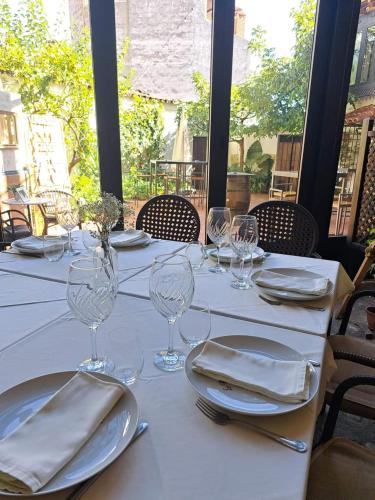 a table with wine glasses and napkins on it at La Posada de Bayuela in Castillo de Bayuela