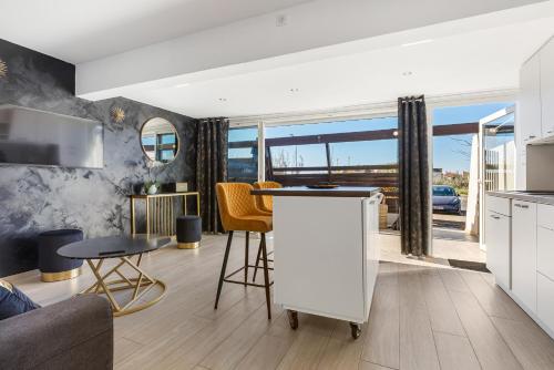 une cuisine et un salon avec une table et des chaises dans l'établissement VILLA GOLDEN PARADISE, au Cap d'Agde