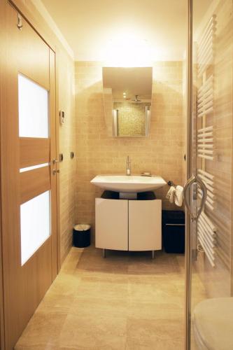 une salle de bain avec un lavabo et un miroir dans l'établissement T3 vue mer LE MACE PLAGE, à Cannes
