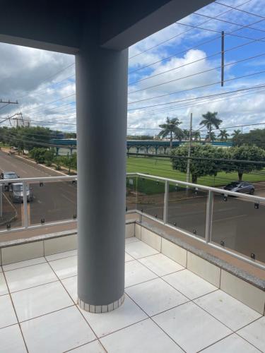 a column on a building with a view of a highway at Cama & Café Parecis in Campo Novo do Parecis