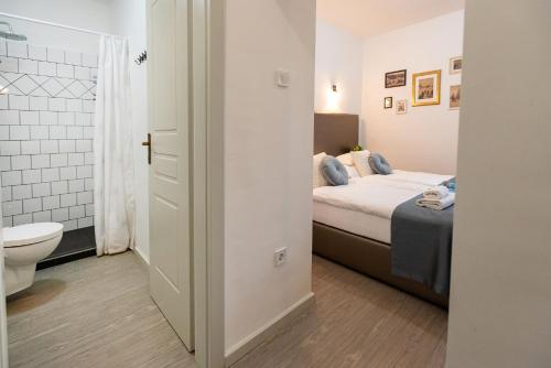 Dormitorio pequeño con cama y aseo en Csillag Villa, en Balatonalmádi