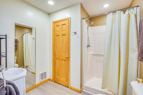 łazienka z prysznicem i białą wanną w obiekcie Family Home in Blossvale with Oneida Lake Access! w mieście Blossvale