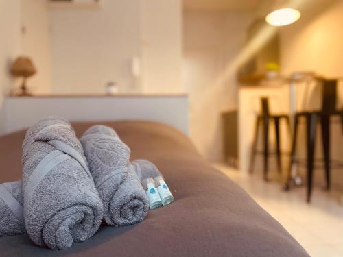 une pile de serviettes posée sur un lit dans l'établissement Le Studio bon enfant - 307, à Rouen