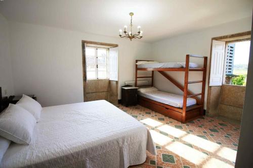 Двухъярусная кровать или двухъярусные кровати в номере Casa rústica con Piscina y finca en Costa da Morte
