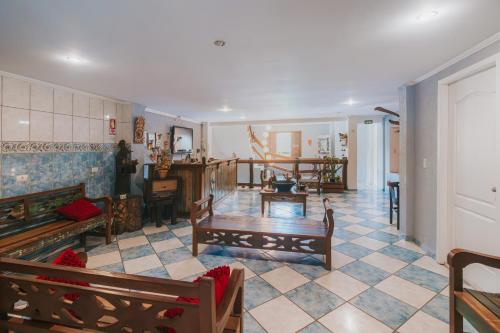 a living room with benches and a table in a room at Pousada Cidreira in Morretes