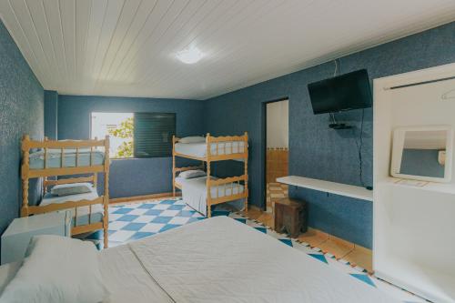 1 dormitorio con 2 literas y TV en Pousada Cidreira en Morretes