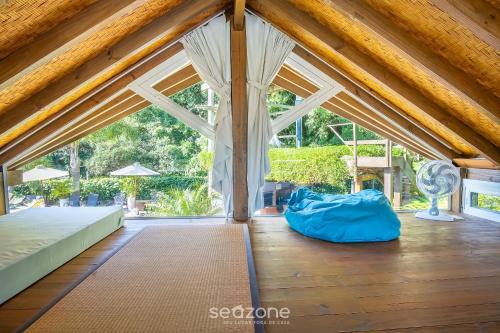 a large room with a bed and a large window at VGZ - Cabanas charmosas entre Barra de Ibiraquera e Rosa in Imbituba