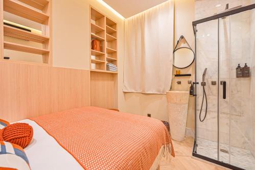 a bedroom with a shower and a bed at Appartement Quartier Latin in Paris