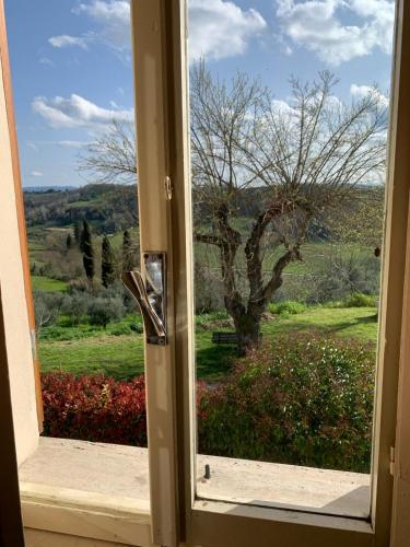 an open door with a view of a tree at Casale La Giara in Sorrezzana