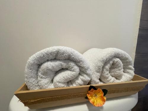 a wooden box with towels on top of it at TORRE YAX-CHE URBAN CENTER in Cancún