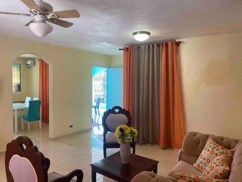 Predel za sedenje v nastanitvi Apartamento en Santo Domingo Este, Urbanización moises, a 40 minutos playa boca chica