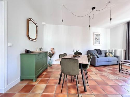 un salon avec une table et un canapé dans l'établissement Grand T2 cozy avec balcon proche de Royatonic - 12 ROUZAUD, à Royat