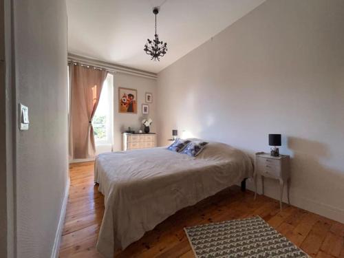 une chambre blanche avec un lit et une fenêtre dans l'établissement Grand T2 cozy avec balcon proche de Royatonic - 12 ROUZAUD, à Royat