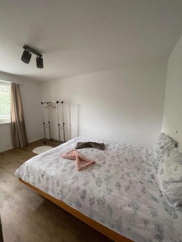 een slaapkamer met een bed met een roze badjas bij Yigits rom in Luzern