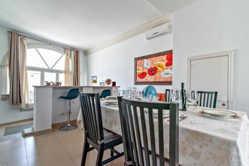 Una televisión o centro de entretenimiento en The golden hour, luxury apartment with a panoramic view