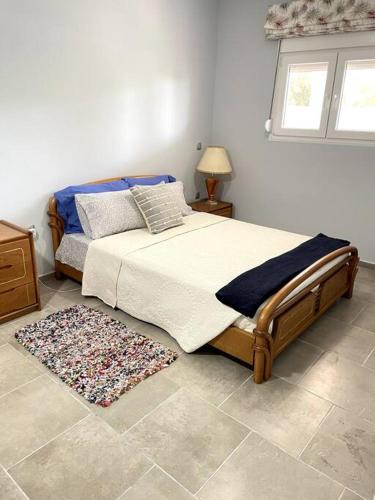 1 dormitorio con cama y alfombra en el suelo en Paradise in Paradise, en Chios
