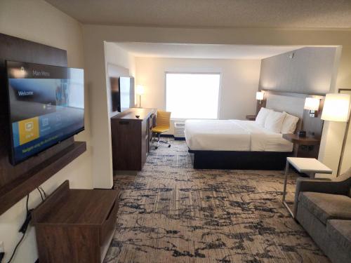 Postel nebo postele na pokoji v ubytování La Quinta by Wyndham Milwaukee SW New Berlin
