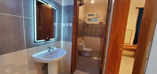 łazienka z umywalką i toaletą w obiekcie المبيت 4 للشقق الفندقيه w mieście Ḩajlah