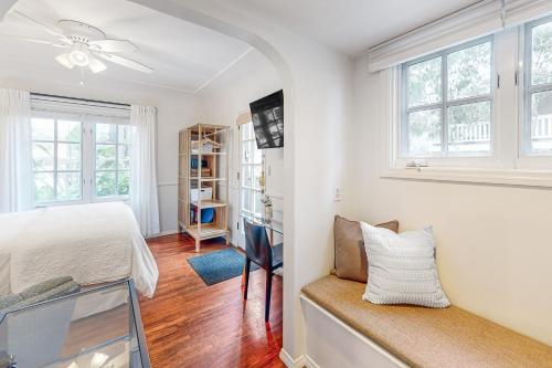 En eller flere senge i et værelse på East Beach Retreats