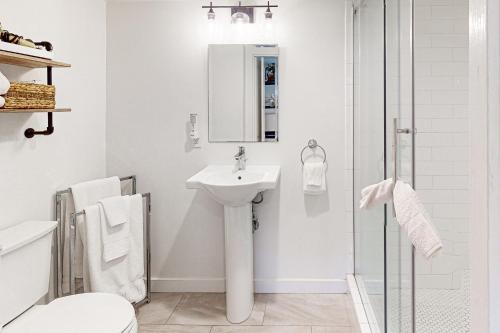 Et badeværelse på East Beach Retreats