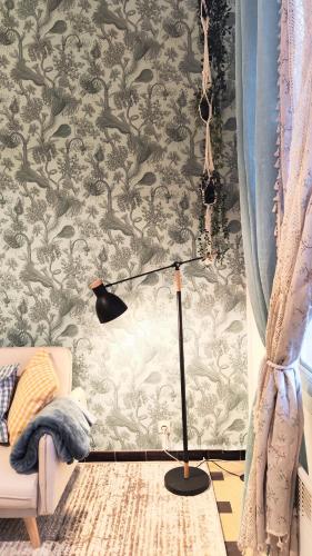une lampe dans un salon avec un mur dans l'établissement Le Petit Catalan, à Marseille