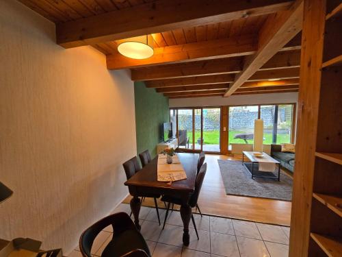 - une salle à manger avec une table et des chaises en bois dans l'établissement Ferienwohnung Casa Karin, à Bodman-Ludwigshafen