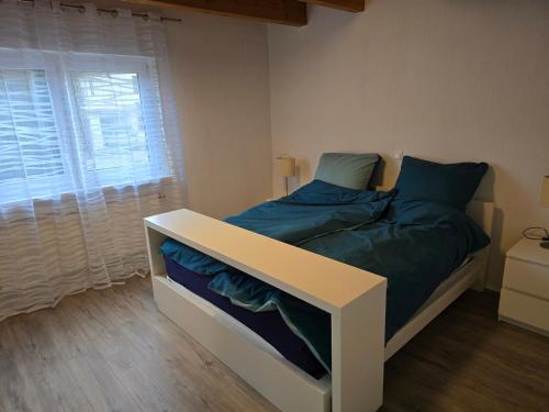 - une chambre avec un lit avec un cadre de lit blanc et une fenêtre dans l'établissement Ferienwohnung Casa Karin, à Bodman-Ludwigshafen
